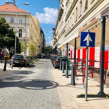 Diamond Near To Basilica Apartment